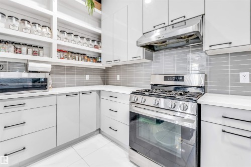 2123 18 Avenue, Edmonton, AB - Indoor Photo Showing Kitchen With Upgraded Kitchen
