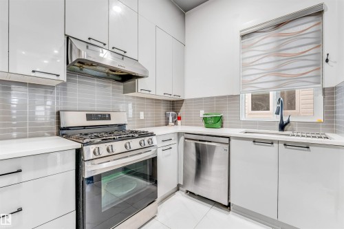 2123 18 Avenue, Edmonton, AB - Indoor Photo Showing Kitchen With Upgraded Kitchen