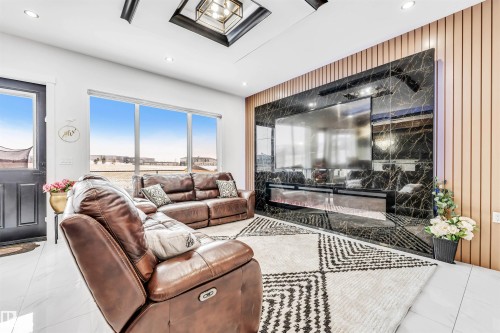 2123 18 Avenue, Edmonton, AB - Indoor Photo Showing Living Room