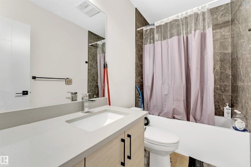 2123 18 Avenue, Edmonton, AB - Indoor Photo Showing Bathroom
