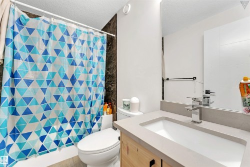 2123 18 Avenue, Edmonton, AB - Indoor Photo Showing Bathroom