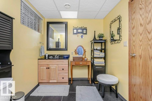 13020 157 Avenue Nw, Edmonton, AB - Indoor Photo Showing Bathroom