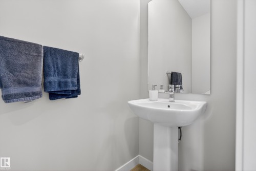 429 Pioneer Road, Spruce Grove, AB - Indoor Photo Showing Bathroom