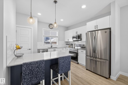 429 Pioneer Road, Spruce Grove, AB - Indoor Photo Showing Kitchen With Upgraded Kitchen