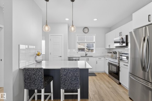 429 Pioneer Road, Spruce Grove, AB - Indoor Photo Showing Kitchen With Upgraded Kitchen