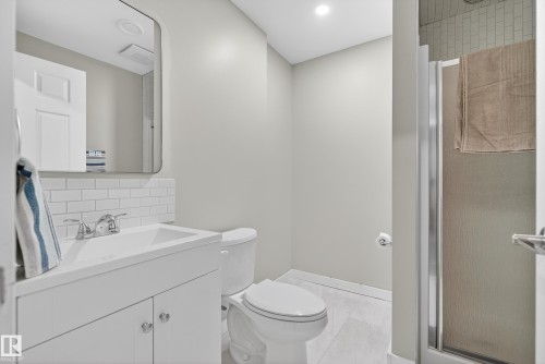 429 Pioneer Road, Spruce Grove, AB - Indoor Photo Showing Bathroom