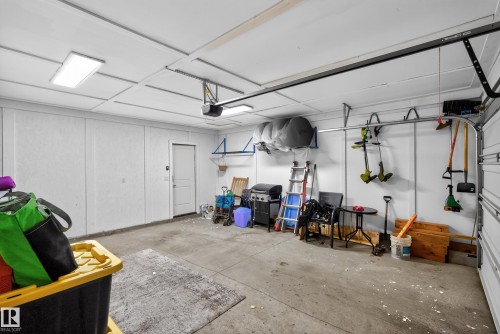 429 Pioneer Road, Spruce Grove, AB - Indoor Photo Showing Garage