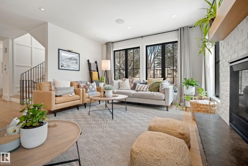 13915 104 Avenue, Edmonton, AB - Indoor Photo Showing Living Room