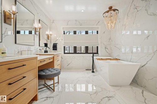 13915 104 Avenue, Edmonton, AB - Indoor Photo Showing Bathroom