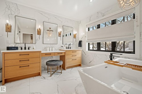 13915 104 Avenue, Edmonton, AB - Indoor Photo Showing Bathroom