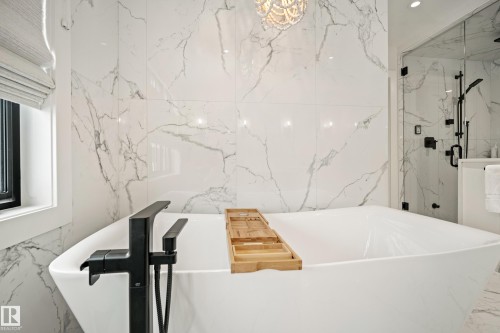 13915 104 Avenue, Edmonton, AB - Indoor Photo Showing Bathroom