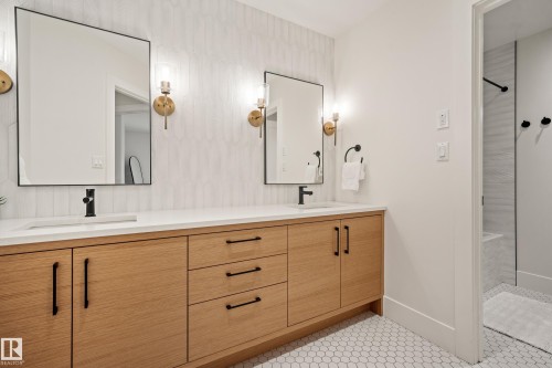 13915 104 Avenue, Edmonton, AB - Indoor Photo Showing Bathroom