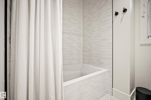 13915 104 Avenue, Edmonton, AB - Indoor Photo Showing Bathroom