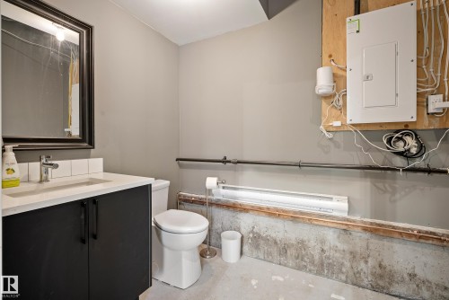 13915 104 Avenue, Edmonton, AB - Indoor Photo Showing Bathroom