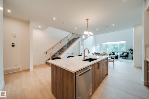 21 20425 93 Avenue, Edmonton, AB - Indoor Photo Showing Kitchen With Double Sink With Upgraded Kitchen