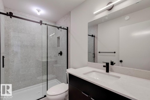 7513 Klapstein Link Link, Edmonton, AB - Indoor Photo Showing Bathroom