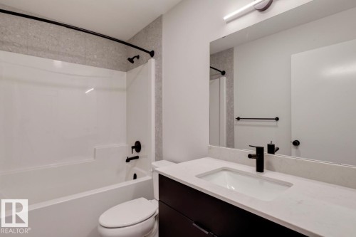 7513 Klapstein Link Link, Edmonton, AB - Indoor Photo Showing Bathroom