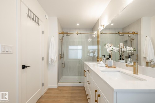 7529 Klapstein Link, Edmonton, AB - Indoor Photo Showing Bathroom