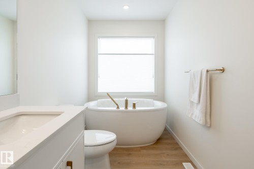 7529 Klapstein Link, Edmonton, AB - Indoor Photo Showing Bathroom