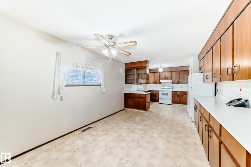 4813 52 Avenue, Stony Plain, AB - Indoor Photo Showing Kitchen