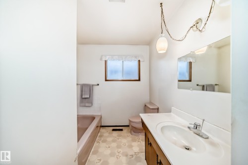4813 52 Avenue, Stony Plain, AB - Indoor Photo Showing Bathroom