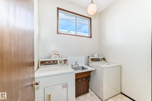 4813 52 Avenue, Stony Plain, AB - Indoor Photo Showing Laundry Room