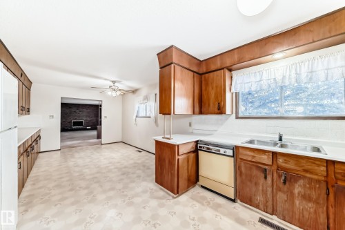 4813 52 Avenue, Stony Plain, AB - Indoor Photo Showing Kitchen With Double Sink