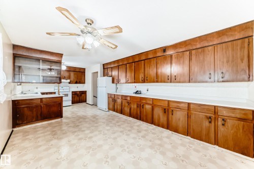 4813 52 Avenue, Stony Plain, AB - Indoor Photo Showing Kitchen