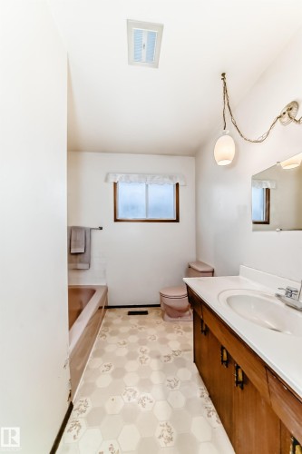 4813 52 Avenue, Stony Plain, AB - Indoor Photo Showing Bathroom