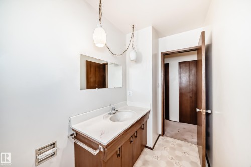 4813 52 Avenue, Stony Plain, AB - Indoor Photo Showing Bathroom