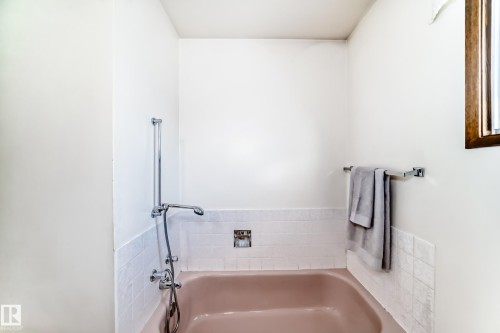 4813 52 Avenue, Stony Plain, AB - Indoor Photo Showing Bathroom