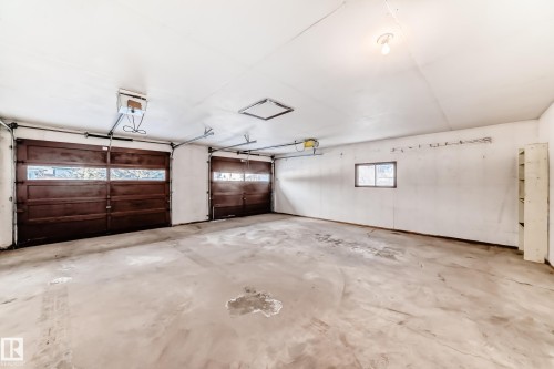 4813 52 Avenue, Stony Plain, AB - Indoor Photo Showing Garage