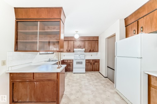 4813 52 Avenue, Stony Plain, AB - Indoor Photo Showing Kitchen