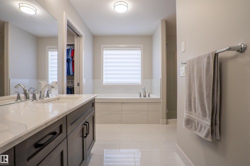 6621 Knox Place, Edmonton, AB - Indoor Photo Showing Bathroom
