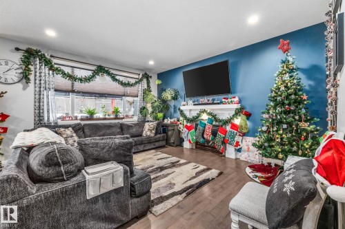 14 Spring Bay, Spruce Grove, AB - Indoor Photo Showing Living Room