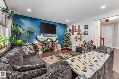 14 Spring Bay, Spruce Grove, AB - Indoor Photo Showing Living Room