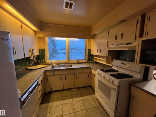 23107 Twp Road 564, Rural Sturgeon County, AB - Indoor Photo Showing Kitchen With Double Sink