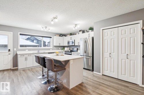 2095 Graydon Hill Crescent, Edmonton, AB - Indoor Photo Showing Kitchen
