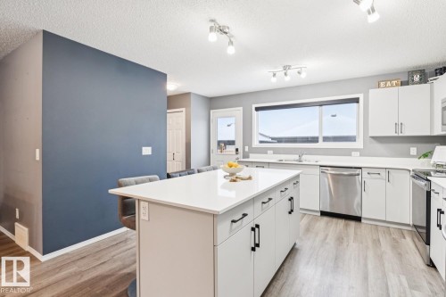 2095 Graydon Hill Crescent, Edmonton, AB - Indoor Photo Showing Kitchen