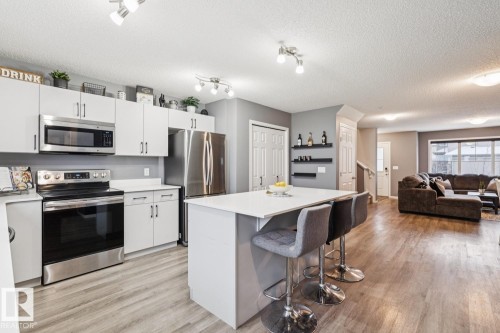 2095 Graydon Hill Crescent, Edmonton, AB - Indoor Photo Showing Kitchen