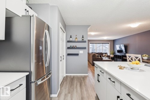 2095 Graydon Hill Crescent, Edmonton, AB - Indoor Photo Showing Kitchen