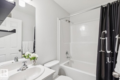 2095 Graydon Hill Crescent, Edmonton, AB - Indoor Photo Showing Bathroom