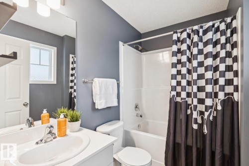 2095 Graydon Hill Crescent, Edmonton, AB - Indoor Photo Showing Bathroom