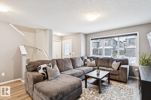 2095 Graydon Hill Crescent, Edmonton, AB - Indoor Photo Showing Living Room