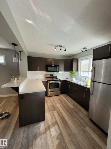 157 Radcliffe Wynd, Fort Saskatchewan, AB - Indoor Photo Showing Kitchen