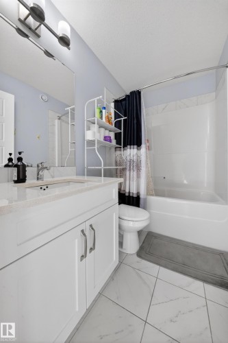 2084 Graydon Hill Crescent, Edmonton, AB - Indoor Photo Showing Bathroom