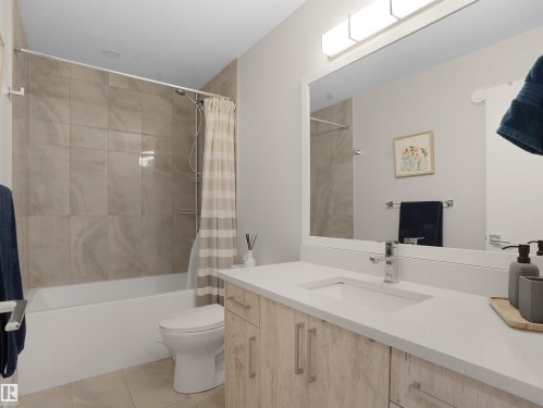 6419 175 Avenue, Edmonton, AB - Indoor Photo Showing Bathroom