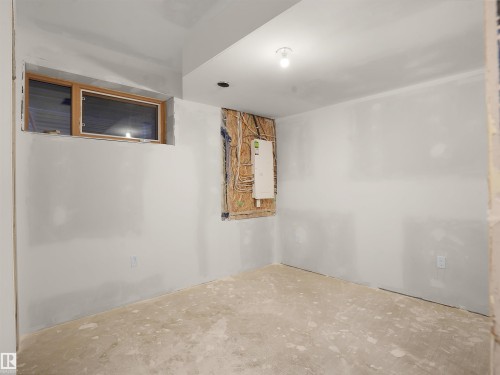 6419 175 Avenue, Edmonton, AB - Indoor Photo Showing Other Room
