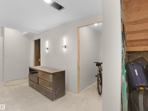 6419 175 Avenue, Edmonton, AB - Indoor Photo Showing Other Room