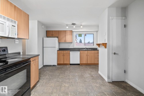 145B Royal Road, Edmonton, AB - Indoor Photo Showing Kitchen
